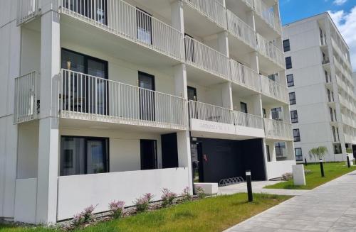 apartamentowiec z balkonem i chodnikiem w obiekcie F210 Apartament ECHO w mieście Lublin