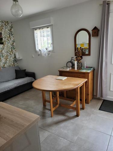 un salon avec une table et un canapé dans l'établissement gite de la Terriere en Dordogne-Perigord, à La Chapelle-Aubareil