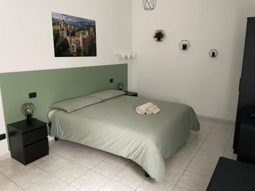 1 dormitorio con 1 cama con 2 toallas en CasaVivi Fiera, en Bolonia