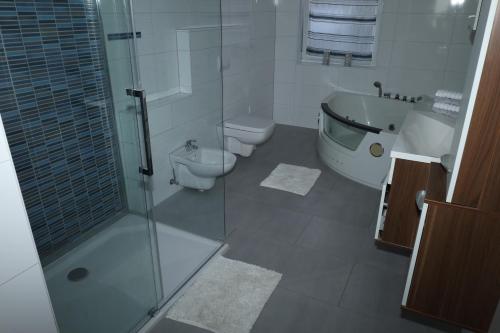 Ένα μπάνιο στο Stadtvilla "Julia" mit Whirlpool und Sauna