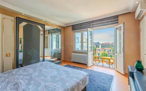 Schlafzimmer mit einem Bett und großen Fenstern in der Unterkunft Palas Suite 13 in Istanbul