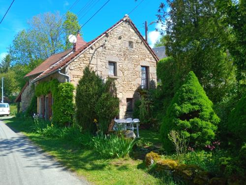 une ancienne maison en pierre sur le côté d'une rue dans l'établissement Gîte d'Alexandre, à Savennes