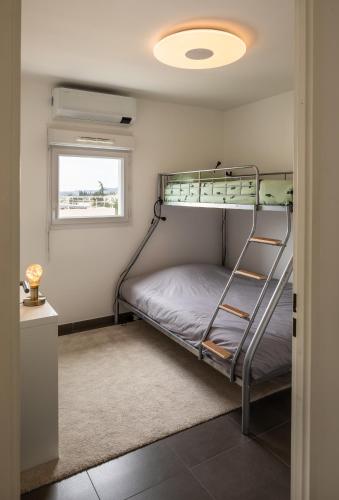 une chambre avec un lit superposé et une fenêtre dans l'établissement Appartement, à Carros