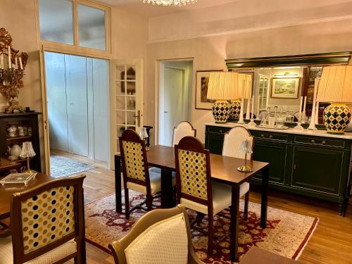 une salle à manger avec une table et des chaises dans l'établissement La Villa de Chinon, à Chinon