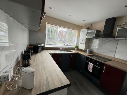 A kitchen or kitchenette at Stunning 4 bed House Walmley Sutton Coldfield