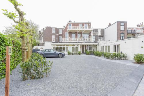 賴斯韋克的住宿－Novallure Villa Margaretha - Short Stay Apartments，停在房子车道上的汽车