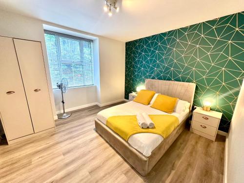 a bedroom with a bed and a green wall at Spacious One Bedroom Apartment - With Parking and WiFi - Town Centre Location - Gated Access - Walk to Beach! in Bournemouth