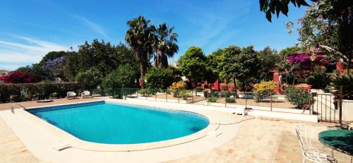 een zwembad in een tuin met bomen bij Quinta dos Reis in Alcantarilha