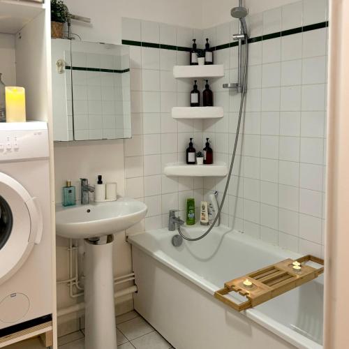 une salle de bain avec un lavabo et une baignoire et un lavabo dans l'établissement Canalisez-vous au Bord du Canal, à Aubervilliers