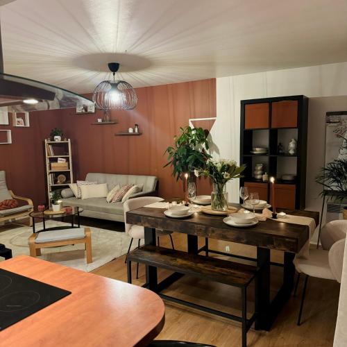 un salon avec une table et un canapé dans l'établissement Canalisez-vous au Bord du Canal, à Aubervilliers