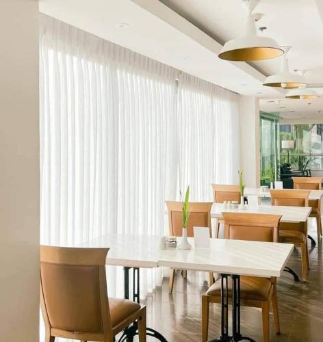 Restaurace v ubytování One Tagaytay Place Hotel Suites