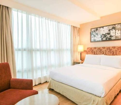 Postel nebo postele na pokoji v ubytování One Tagaytay Place Hotel Suites