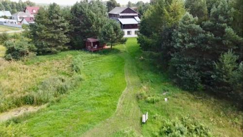 una vista aérea de una casa en una colina en NOCLEGI NOVA en Krasnobród