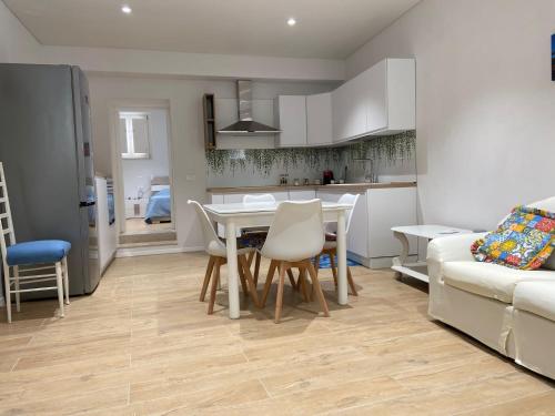 a kitchen and living room with a table and chairs at Casa Angelino in Siracusa