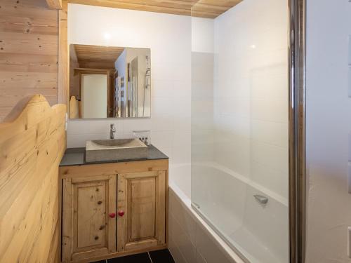ein Bad mit einer Badewanne, einem Waschbecken und einer Dusche in der Unterkunft Appartement Méribel, 5 pièces, 8 personnes - FR-1-565-78 in Les Allues