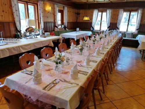 Hotel Schlosswirtにあるレストランまたは飲食店