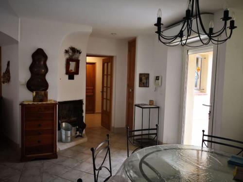 Photo de la galerie de l'établissement Grande maison ancienne au calme avec piscine, à Bollène