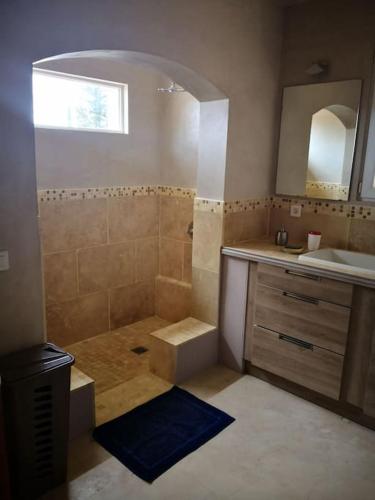 Photo de la galerie de l'établissement Grande maison ancienne au calme avec piscine, à Bollène