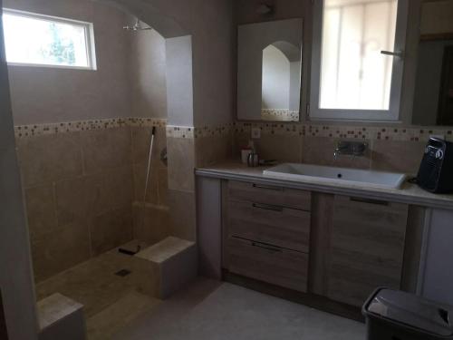 Photo de la galerie de l'établissement Grande maison ancienne au calme avec piscine, à Bollène