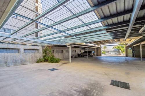 un aparcamiento vacío con un gran techo de cristal en Premium 3 bedroom River Front Location, en Rockhampton