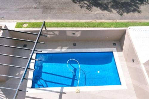 una piscina en medio de un edificio en Premium 3 bedroom River Front Location, en Rockhampton