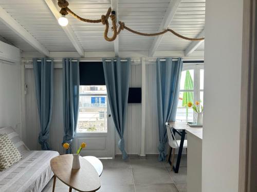 Posteľ alebo postele v izbe v ubytovaní Myrtos Cosy Apartments