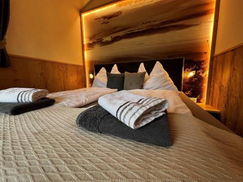 a large bed with two pillows on top of it at Meine kleine Auszeit - Die Schlafhütten in Sankt Georgen am Reith