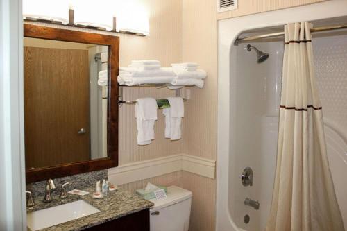bagno con lavandino, doccia e asciugamani di Comfort Inn Richfield I-70 a Richfield