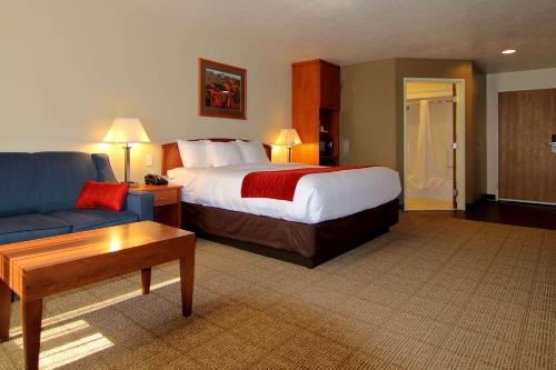 um quarto de hotel com uma cama e um sofá em Comfort Inn Richfield I-70 em Richfield