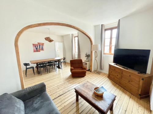 salon z kanapą, telewizorem i stołem w obiekcie Joli T4 au coeur de Berck-Plage w mieście Berck-sur-Mer