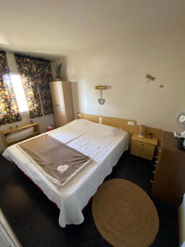 Ένα ή περισσότερα κρεβάτια σε δωμάτιο στο APPARTEMENT LA ESCALA en FRONT DE MER avec PISCINE