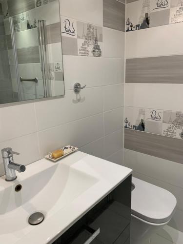 Ένα μπάνιο στο APPARTEMENT LA ESCALA en FRONT DE MER avec PISCINE