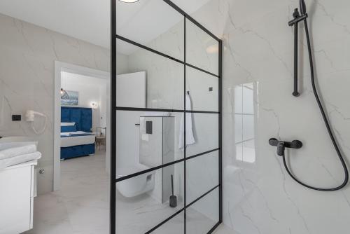 a bathroom with a shower with a glass door at Villa Maria in Podglavica