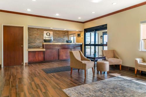 Dapur atau dapur kecil di Quality Inn & Suites
