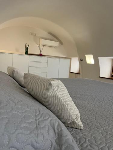ein Schlafzimmer mit einem Bett mit Kissen darauf in der Unterkunft Casa Pont1 in Scala