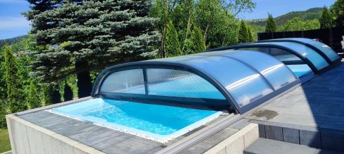 Kolam renang di atau dekat dengan Domek Viking z prywatnym ogrzewanym basenem sauną oraz balią z jacuzzi