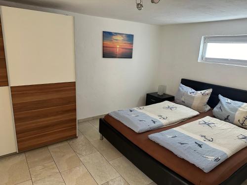 ein Schlafzimmer mit zwei Betten in einem Zimmer in der Unterkunft Haus auf der alten Düne in Prerow