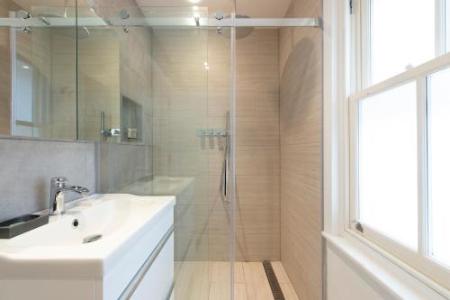 A bathroom at Soho Harmony Haven: Chic 2-Bed, 2-Bath Urban Retreat