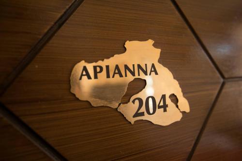 un cartel en una mesa con el nombre de África en Olympias Mansion Mitilini, en Mytilini
