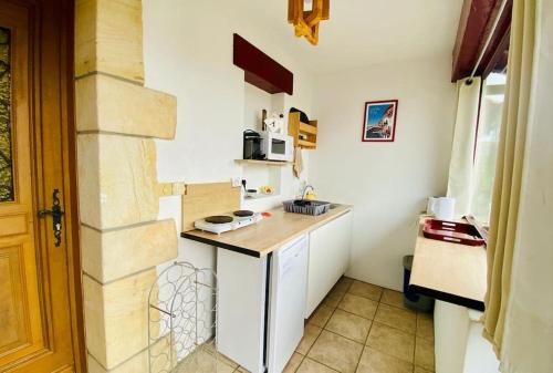 - une petite cuisine avec un comptoir dans une chambre dans l'établissement Joli Appartement Proche Plage, à Ahetze