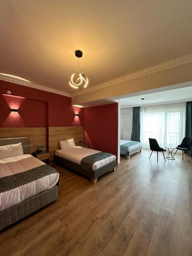 מיטה או מיטות בחדר ב-Orient Hotel