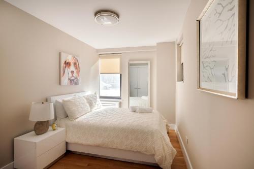 una camera bianca con un letto e una finestra di Luxury 3 Beds 2 Baths Apt in Prime location a New York