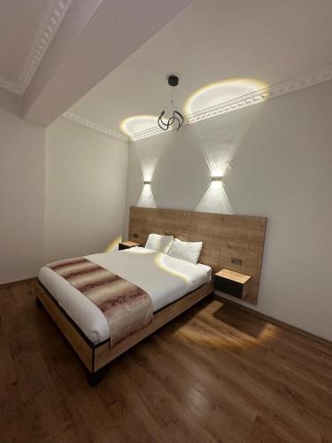um quarto com uma cama grande e luzes no tecto em Orient Hotel em Van