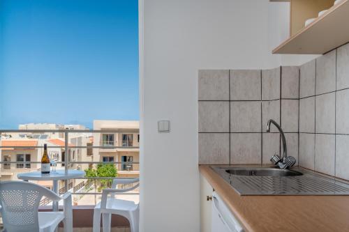 Kuchyň nebo kuchyňský kout v ubytování Creta Verano Hotel