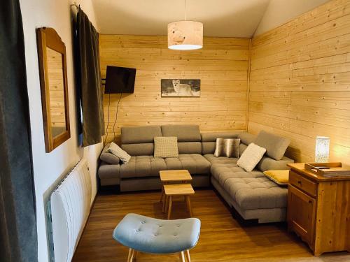 a living room with a couch and a table at Appartement dans Chalet 8 personnes in Albiez-Montrond
