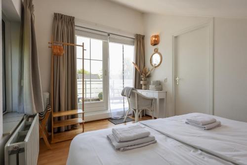 Postel nebo postele na pokoji v ubytování Hello Zeeland - vakantiehuis De elf Boompjes 64