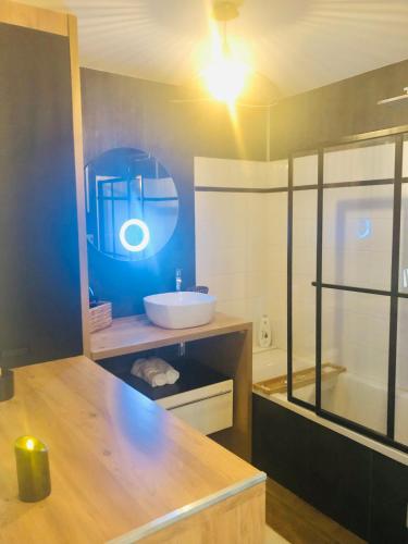 une salle de bain avec un lavabo et une douche en verre dans l'établissement Hygge Loft Nantes Gare TGV jardin des plantes, à Nantes