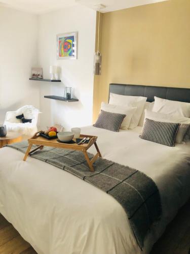 - un grand lit avec une table au-dessus dans l'établissement Hygge Loft Nantes Gare TGV jardin des plantes, à Nantes