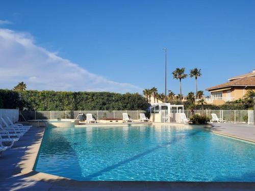 une grande piscine avec des chaises dans l'établissement Studio vue sur mer, à Fréjus