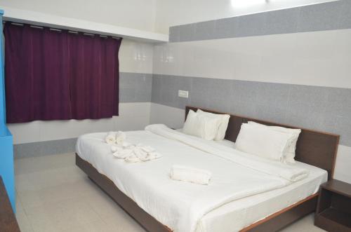 1 dormitorio con 1 cama grande y toallas. en JP Homes, en Yercaud